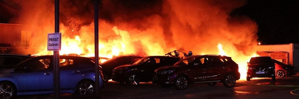Bei dem Feuer in der Wendenschloßstraße in Köpenick wurden mindestens 14 Fahrzeuge zerstört.
