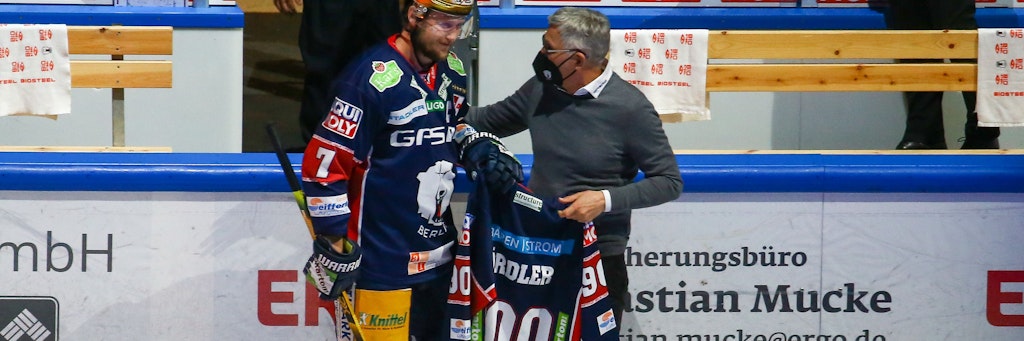 Manager Peter John Lee überreicht Frank Hördler ein Jubiläums-Trikot.