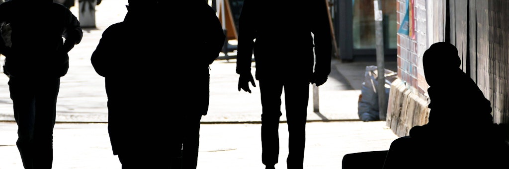 Schattenrisse von Menschen in der Wimersdorfer Straße
