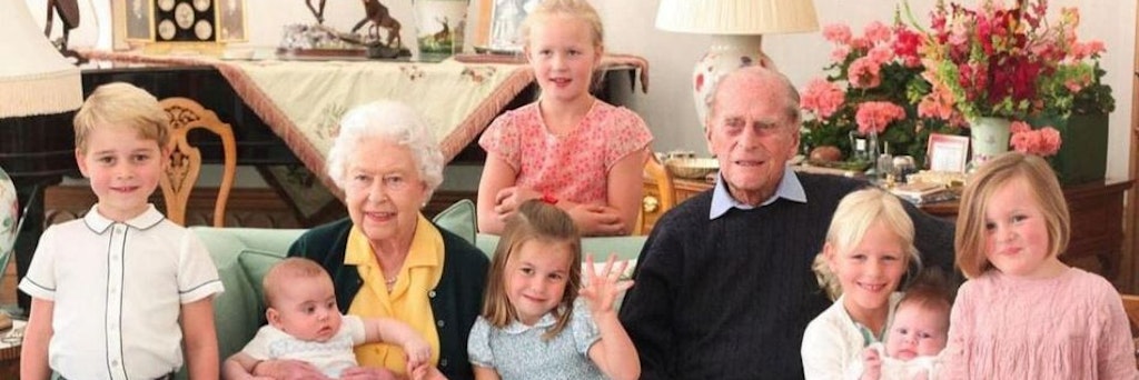 Die Queen und Prinz Philip mit ihren Urenkeln.