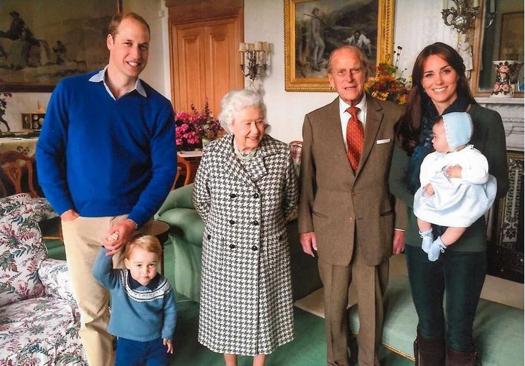 Prinz William mit George, Queen Elizabeth II., Prinz Philip und Herzogin Kate mit Charlotte im Jahr 2015. 