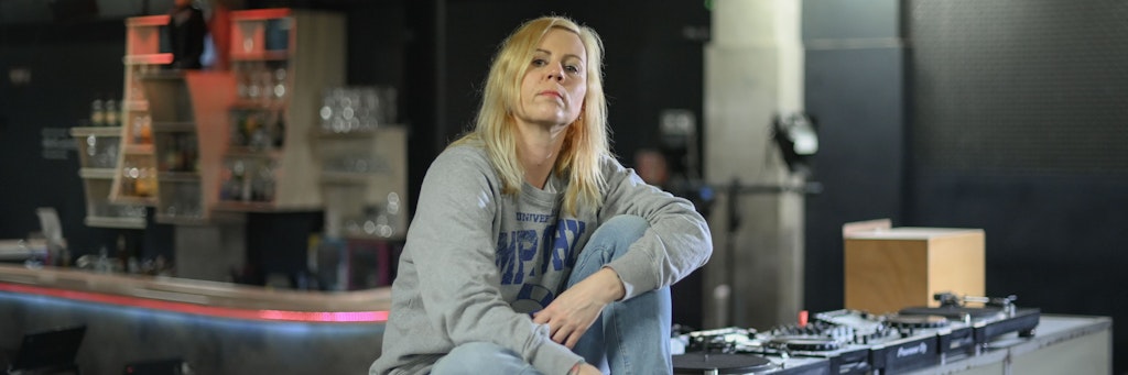 Pamela Schobeß, die Betreiberin vom Club "Gretchen", sitzt im derzeit geschlossenen Club in der Obentrautstraße in Kreuzberg. Die Corona-Pandemie hat im Nachtleben in Deutschland das Licht ausgeknipst. 