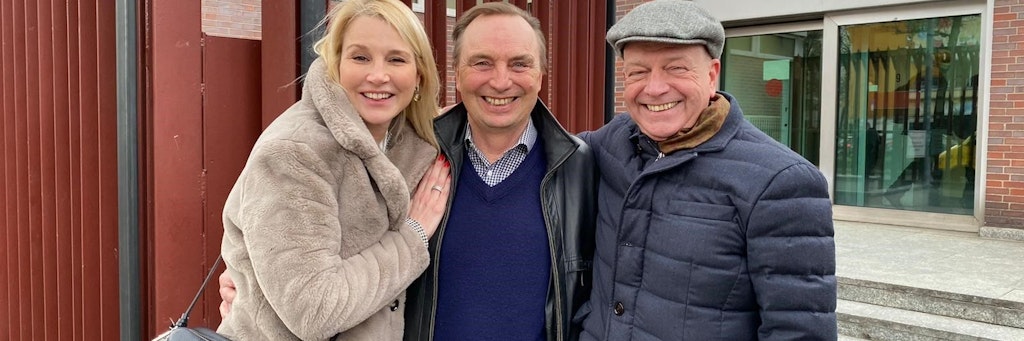 Endlich wieder frei: Der Angeklagte Serghei N. (59) und seine Verteidiger Josipa Salm-Francki und Frank Zindler am Tor der JVA Moabit