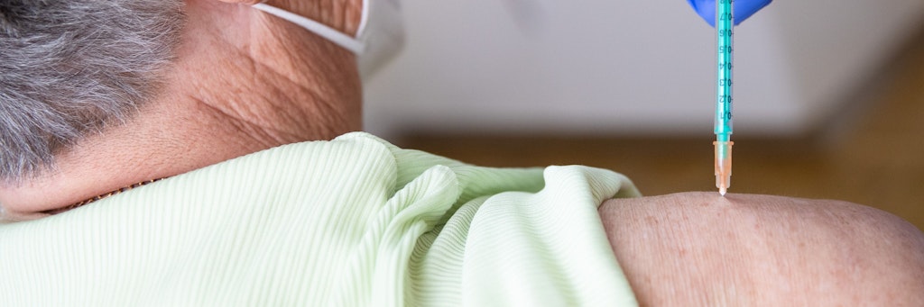 Eine Fachärztin für Allgemeinmedizin, impft in ihrer Praxis eine Patientin gegen das Coronavirus. Dabei wird der Impfstoff von Biontech/Pfizer genutzt. 