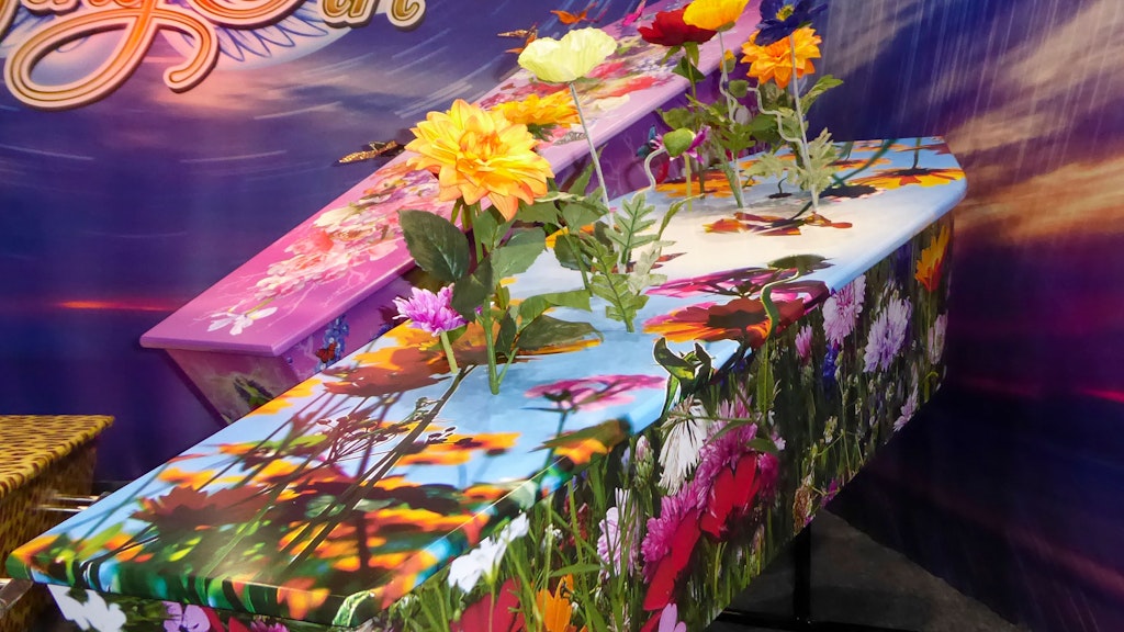 Besonders beliebt bei „Dying Art“ sind Särge mit Blumenmovtiven. 