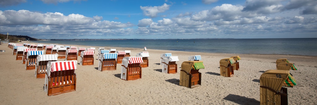 Geschlossene Strandkörbe stehen auf dem fast menschenleeren Strand an der Ostsee. F