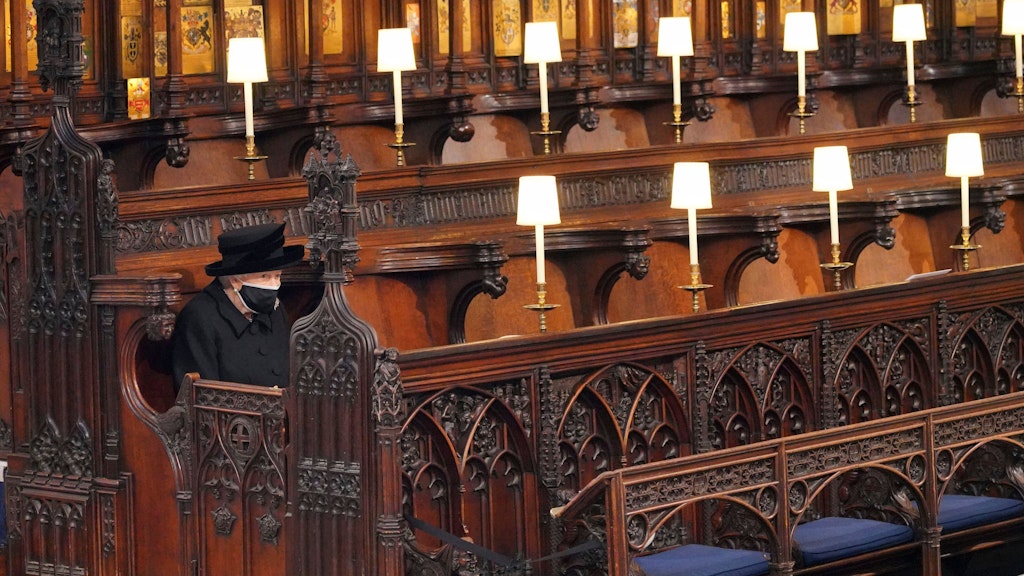 Queen Elizabeth allein in der Kapelle zum Abschied ihres Mannes Philip.