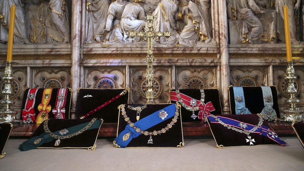 Die Insignien vom britischen Prinz Philip, Herzog von Edinburgh, liegen auf dem Altar in der St.-Georgs-Kapelle von Schloss Windsor. 