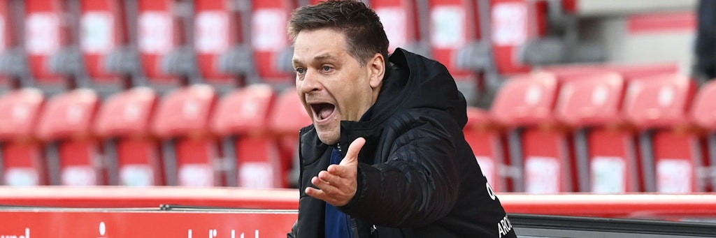 Wütend gestikuliert Unions Manager Oliver Ruhnert in der Schlussphase eines heiß umkämpften Matches. 