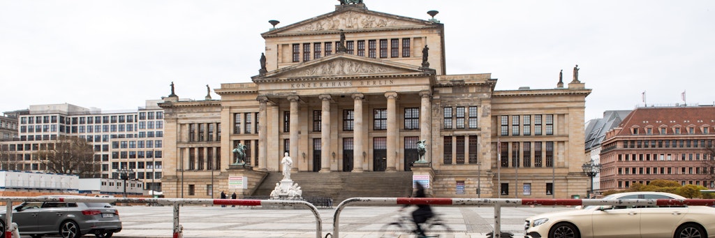 Absperrgitter stehen vor dem Konzerthaus am Gendarmenmarkt bereit.