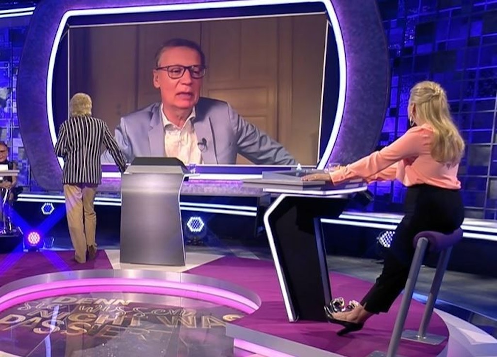 Barbara Schöneberger und Thomas Gottschalk sprechen mit Günther Jauch.