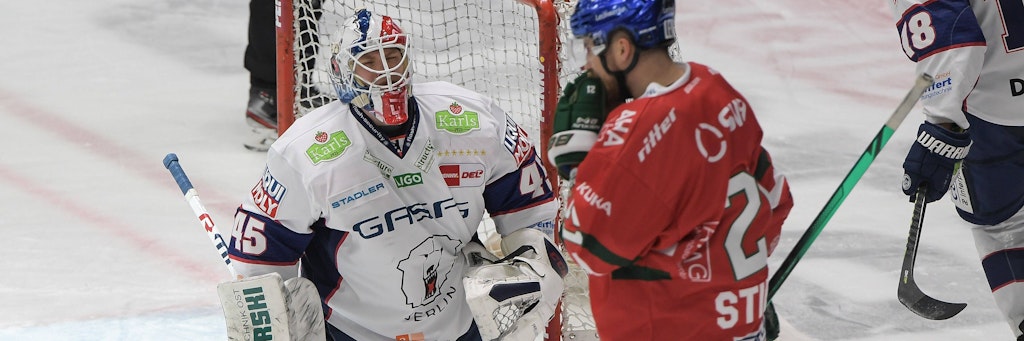 Eisbären-Torwart Tobias Ancicka hält in Augsburg, was zu halten ist, wird noch den Kollegen aber zu oft allein gelassen. 