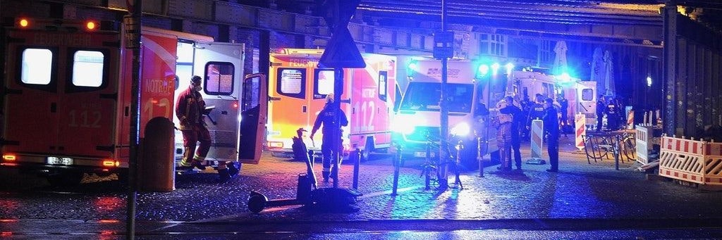 Einsatzkräfte der Feuerwehr kümmerten sich um die Verletzten.