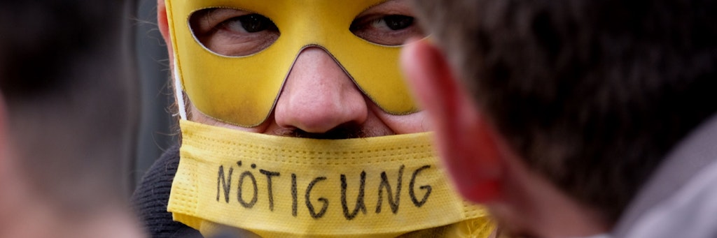 Bis zu 500 Personen demonstrierten vor dem Bundesministerium für Gesundheit in der Friedrichstraße gegen die Corona-Regeln.