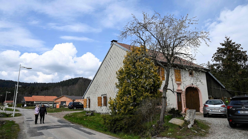 Mia war am Dienstag aus dem Haus ihrer Großmutter in den Vogesen im Dorf Poulières von drei Männern entführt worden.