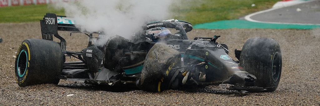Valtteri Bottas sitzt noch in seinem Mercedes-Schrotthaufen und ist mächtig sauer.