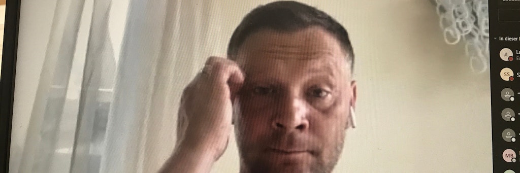 Hat seinen Humor auch zu Hause in Quarantäne nicht verloren: Hertha-Trainer Pal Dardai. 