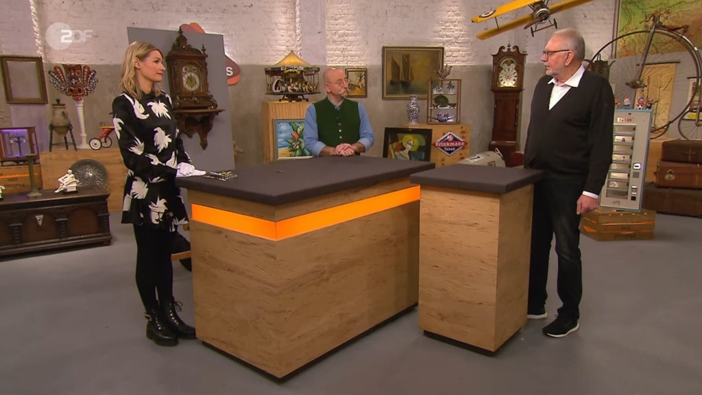 „Bares für Rares“-Expertin Dr. Bianca Berding ist von der Wand-Konsolenuhr ganz verzückt.