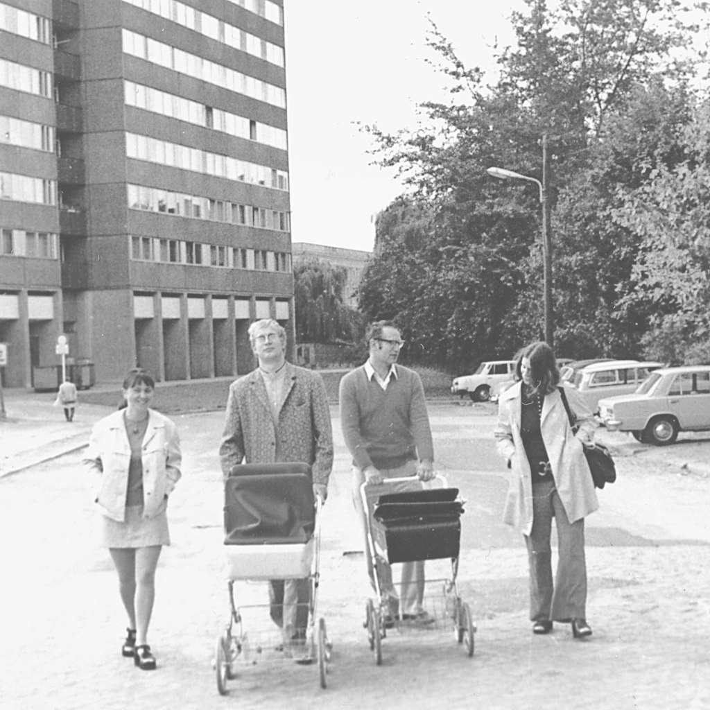 Markus Wolf (2.v.r.), Chef der DDR-Auslandsspionage, bei Spaziergang auf der Fischerinsel. 