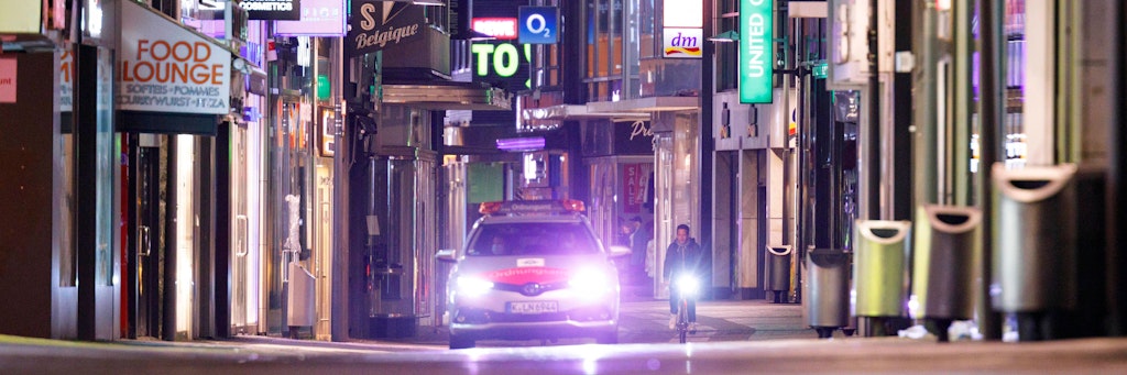 In Köln gilt bereits seit Sonnabend eine Ausgangssperre zwischen 21 und 5 Uhr. Ordnungsamt und Polizei kontrollieren die Einhaltung.