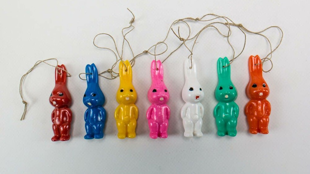 Stilvoll und heute echt retro: Diese Deko-Hasen aus Plaste zum Aufhängen.