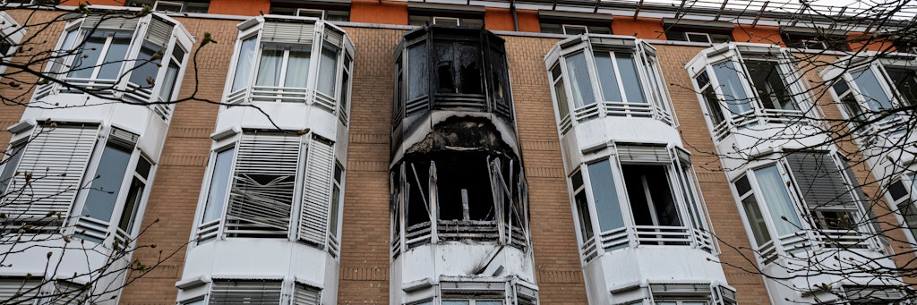Schwarzer Ruß ist nach einem Zimmerbrand an der Hausfassade zu sehen. Ein Zimmer des Helios Klinikum Emil von Behring in Berlin-Zehlendorf ist über Nacht komplett ausgebrannt.