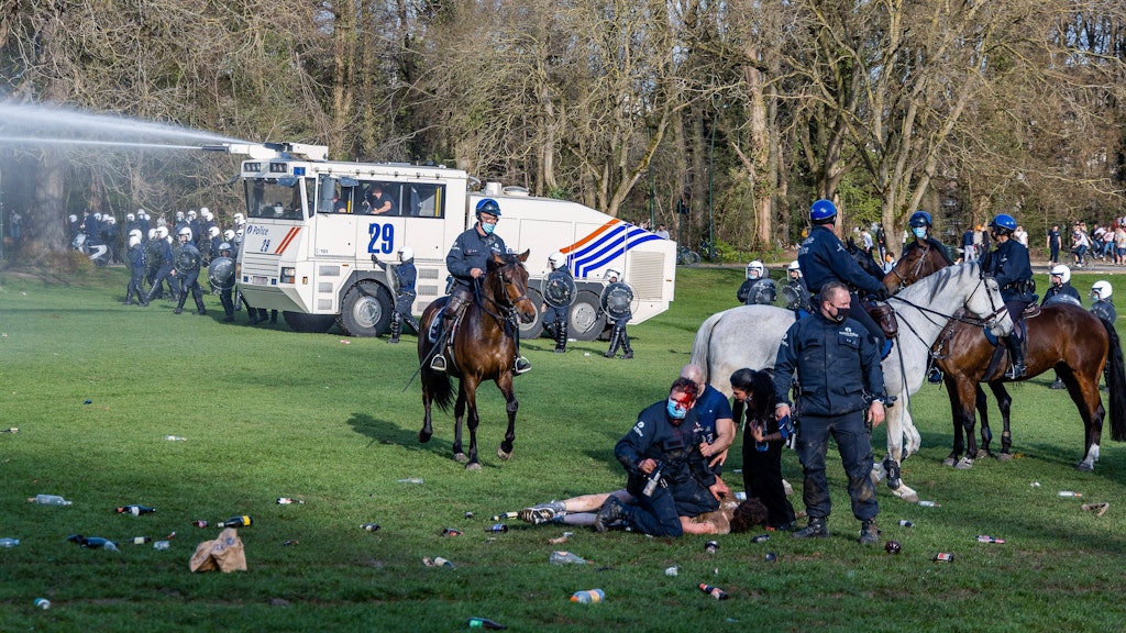 Die Polizei setzte Wasserwerfer gegen die Feiernden ein. Mehrere Menschen wurden festgenommen.