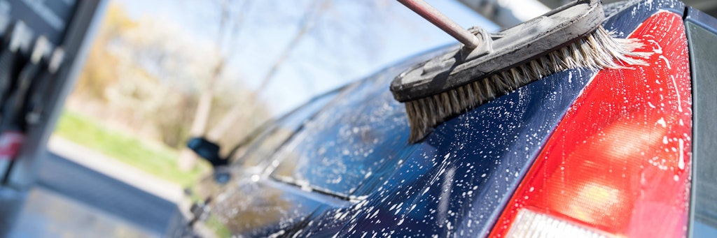 Zum Frühlingsanfang sollte das Auto einer Komplettwäsche unterzogen werden, um den Lack vor Langzeitschäden zu bewahren. 