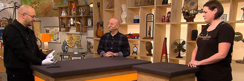 Kandidatin Caroline mit Moderator Horst Lichter und Experte Sven Deutschmanek bei „Bares für Rares“.