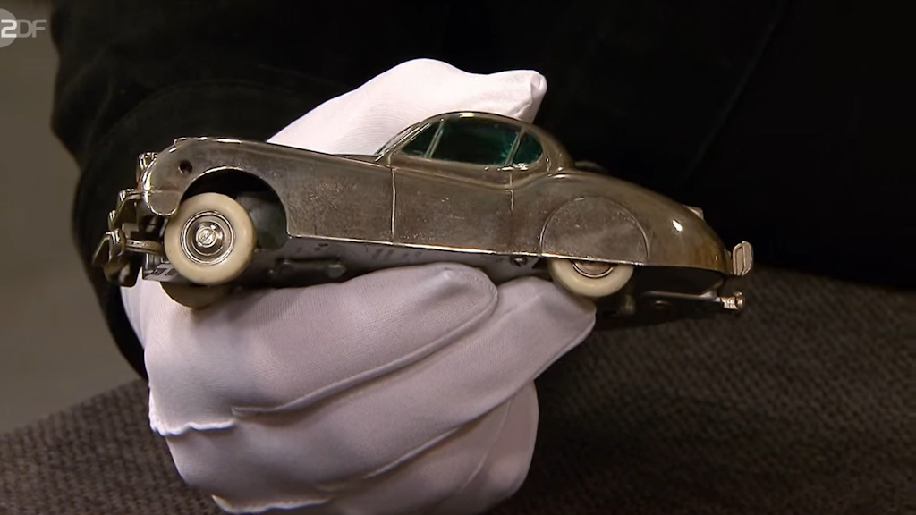 Dieses kleine Spielzeugauto brachte Kandidatin Caroline zu „Bares für Rares“. Bei ihr daheim hatte es nur in einer Vitrine gestanden. 