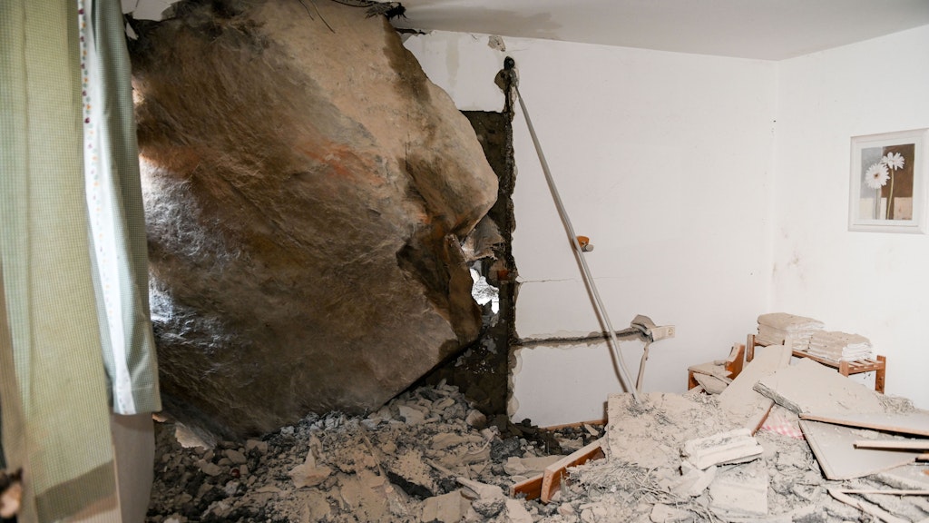Die gigantische Felsblock hat eine Ferienwohnung schwer beschädigt.