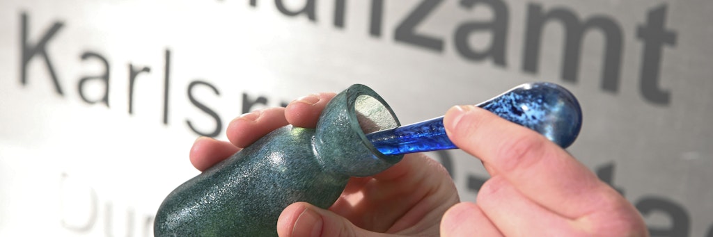 Im Neubau des Karlsruher Finanzamtes soll man künftig das Parfüm kaufen können, das nach frisch gedrucktem Geld riechen soll.