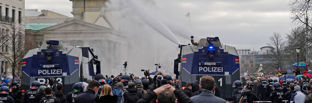 Wieder Großdemolage? Im November 2020 ging die Polizei in Berlin mit Wasserwerfern gegen Demonstrierende am Bundestag vor.
