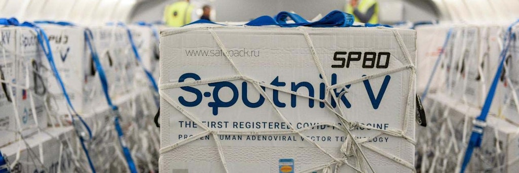 Eine Lieferung mit dem russischen Impfstoff Sputnik V an Bord eines Flugzeugs.