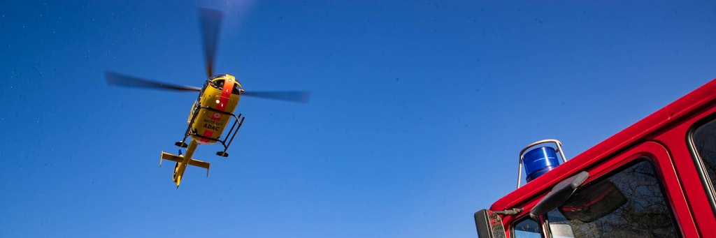 Ein Rettungshubschrauber brachte die Frau in eine Klinik.