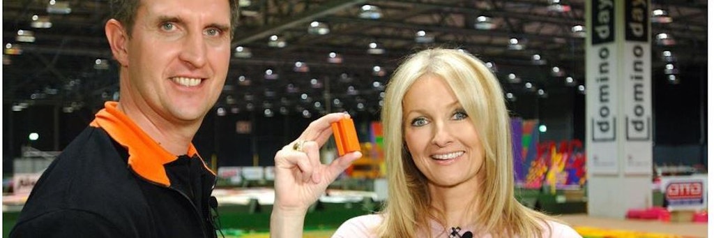 „Domino Day“-Erfinder Robin Paul Weijers mit der RTL-Moderatorin Frauke Ludowig beim „Domino Day“ 2007.