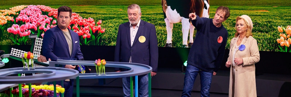 Szene aus der ersten Folge: Marijke Amado, Harry Wijnvoord und Ingolf Lück neben der Murmel-Bahn, Komiker Chris Tall moderiert.
