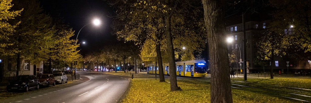Die menschenleere Wisbyer Strasse in Berlin-Prenzlauer Berg in der Nacht