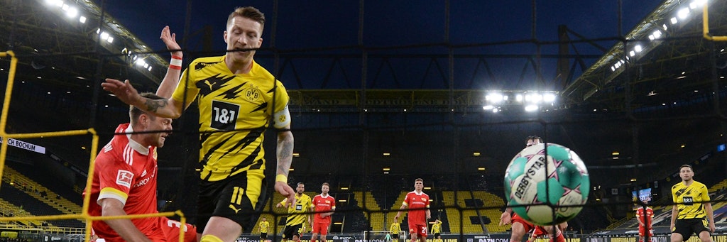 Dortmunds Marco Reus stochert die Kugel rein zum 1:0. <br><br>