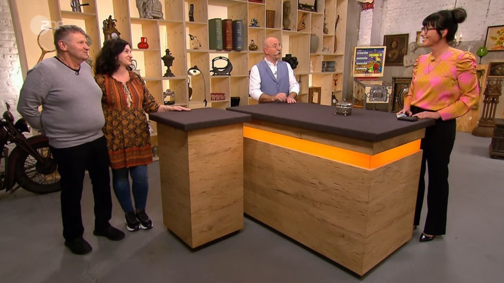 Dr. Heide Rezepa-Zabel, Expertin bei „Bares für Rares“, klärt das Ehepaar auf, wie wertvoll ihr Mitbringsel tatsächlich ist.