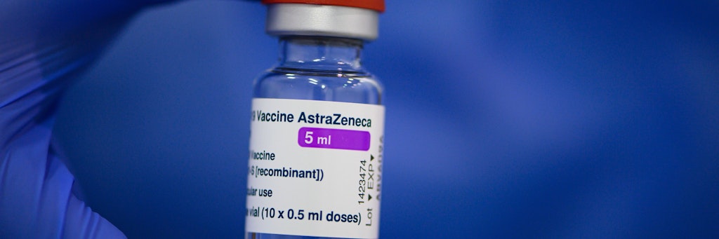 Ein Fläschchen mit dem Impfstoff des Herstellers Astrazeneca. 