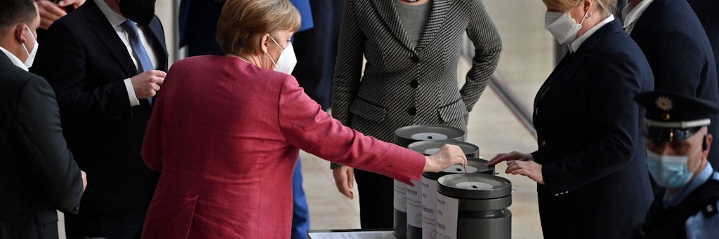 Kanzlerin Angela Merkel gibt ihre Stimme für das geplante Infektionsschutzgesetz ab