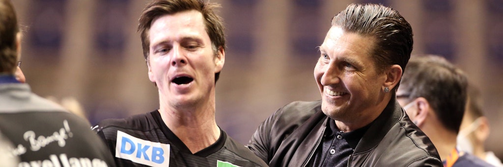 Besonderer Dank von Sportvorstand Stefan Kretzschmar (r.): Dänen-Oldie Hans Lindberg war mit seinen zwölf Toren der Matchwinner für die Füchse
