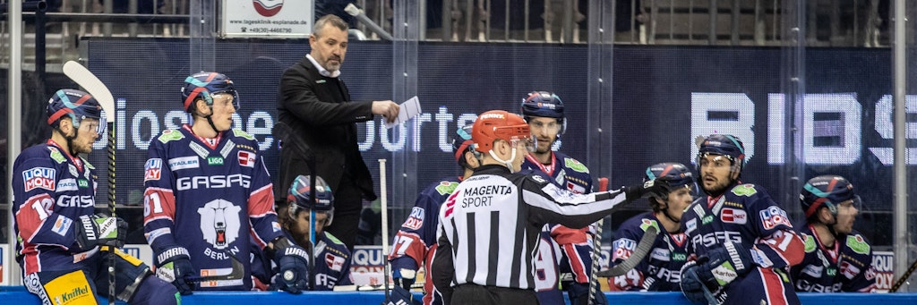Trainer Serge Aubin (h.) und seine Eisbären müssen am Donnerstag in Iserlohn nicht nur entschlossen gucken, sondern so spielen. 