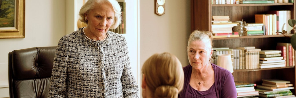 Elisabeth Klingler (Anne-Marie Fliegel) eröffnet ihrer Tochter Gesine (Jenny Schily, Mitte) und der übrigen Familie, dass ihre Gesellschafterin Elena Zelenko (Wieslawa Wesolowska) ihre Villa erben soll.<br>