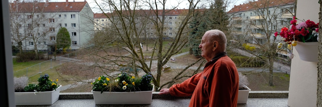 Dietrich Koch, 91, steht auf dem Balkon seiner Wohnung und schaut in den Hof. Die Degewo will dort einen der insgesamt 15 neuen Wohnblöcke errichten.<br>
