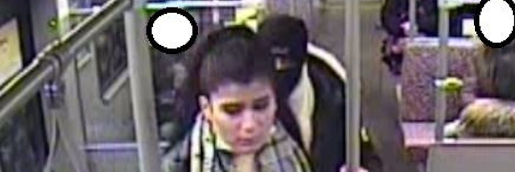 U-Bahn-Attacke in der Silvesternacht: Mit diesem Bild aus einer Überwachungskamera sucht die Polizei nach den abgebildeten Personen.
