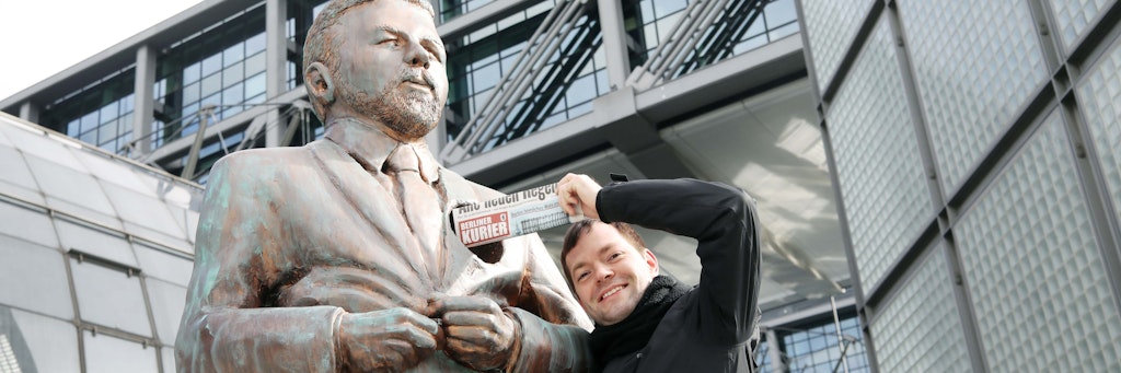 Auch der KURIER steckt jetzt tief im Herzen von Klaas Heufer-Umlauf: Reporter Florian Thalmann steckt eine Zeitung in die Lücke.