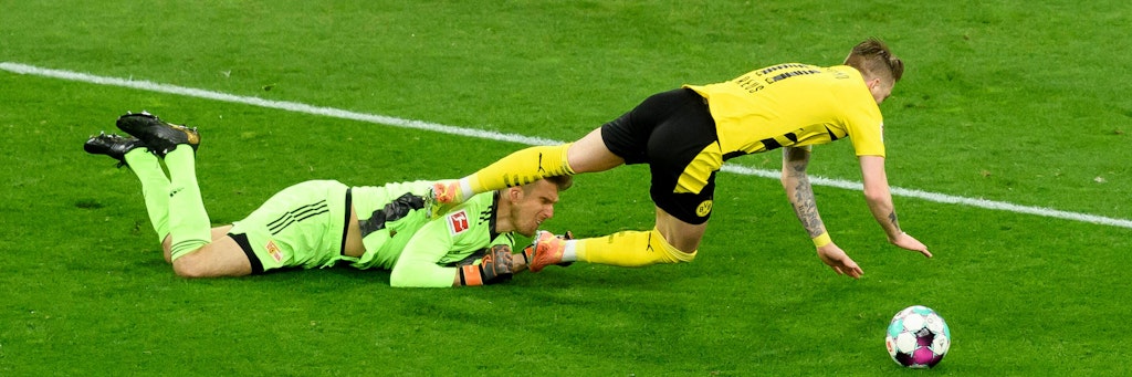 Do legst di nieda! Marco Reus erschwalbt sich einen Elfmeter gegen Andreas Luthe.