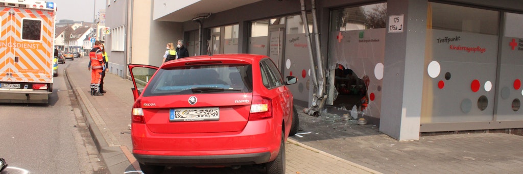 Eine Autofahrerin ist in Bergisch Gladbach in die Glasfassade einer Kindertagesstätte gerast. Die Fahrerin wurde nach Polizeiangaben leicht verletzt, Kinder und Erzieherinnen seien nicht gefährdet gewesen.